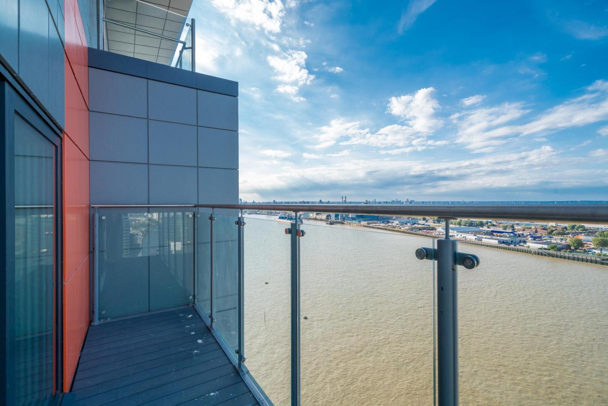 Skyvillion - London River Thames Top Floor Apartments By Woolwich Ferry, Mins To London Excel, O2 Arena , London City Airport With Parking Екстериор снимка