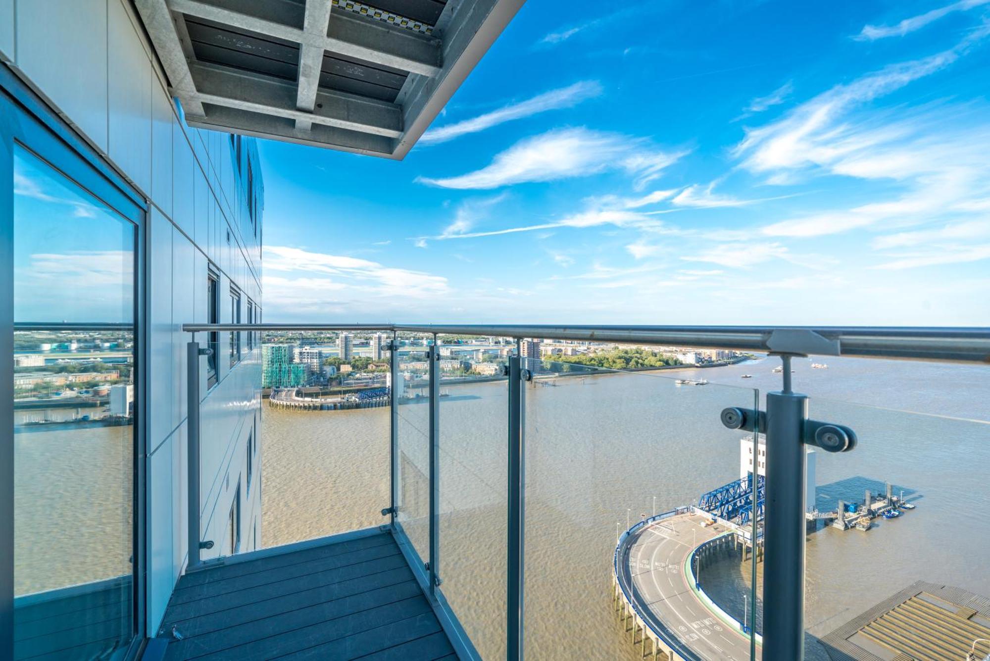 Skyvillion - London River Thames Top Floor Apartments By Woolwich Ferry, Mins To London Excel, O2 Arena , London City Airport With Parking Екстериор снимка
