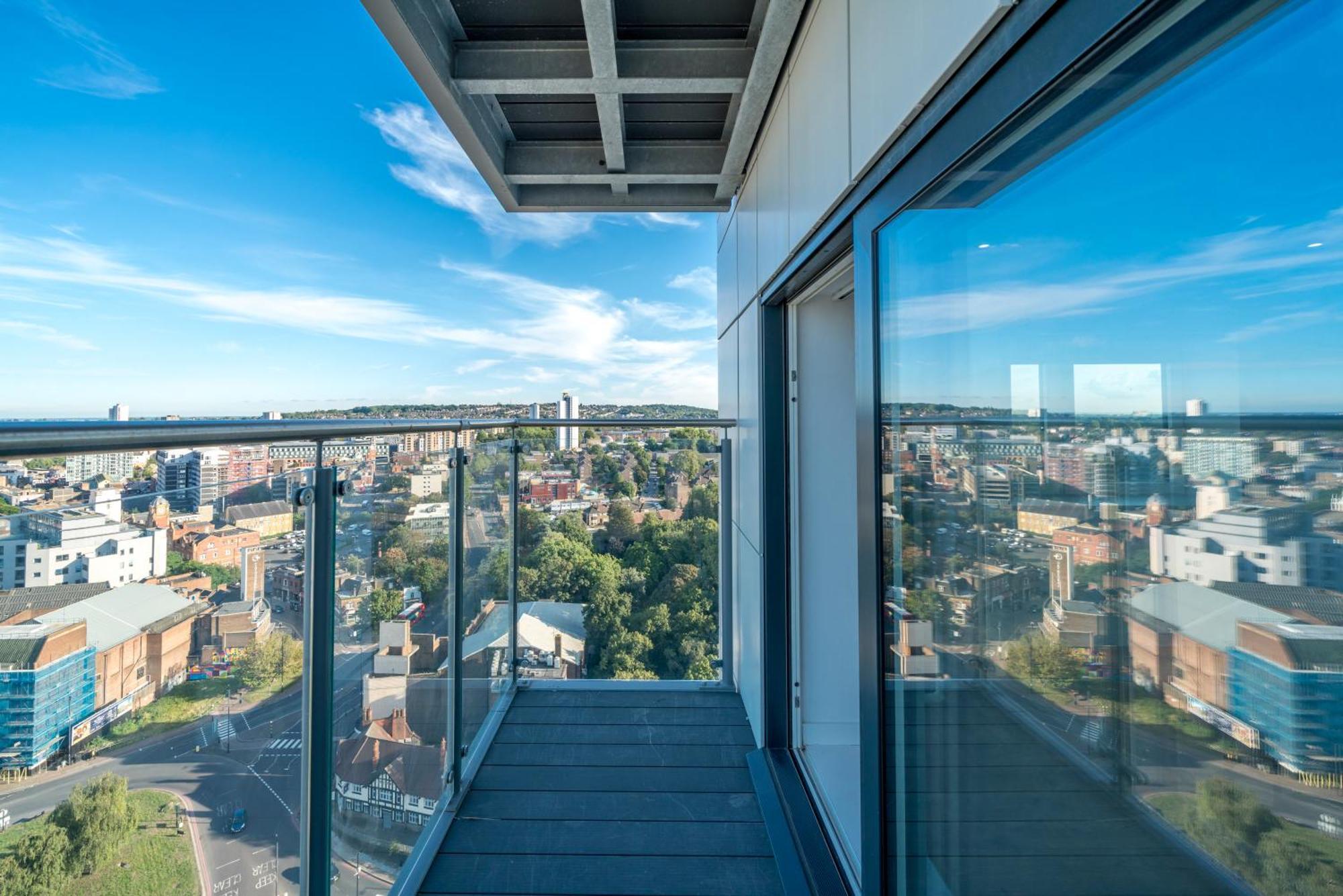 Skyvillion - London River Thames Top Floor Apartments By Woolwich Ferry, Mins To London Excel, O2 Arena , London City Airport With Parking Екстериор снимка