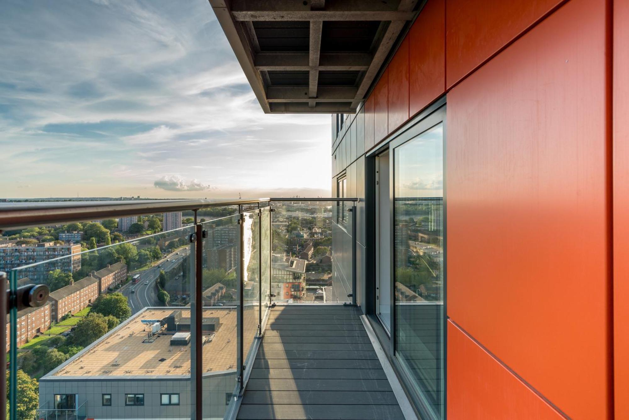 Skyvillion - London River Thames Top Floor Apartments By Woolwich Ferry, Mins To London Excel, O2 Arena , London City Airport With Parking Екстериор снимка